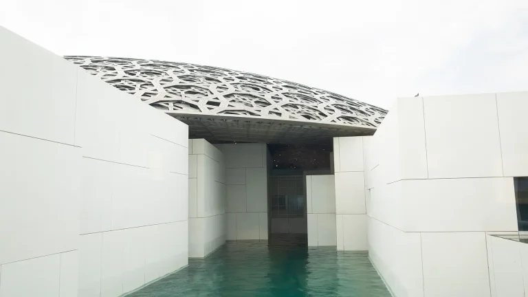 How is natural stone shaping modern architecture? 