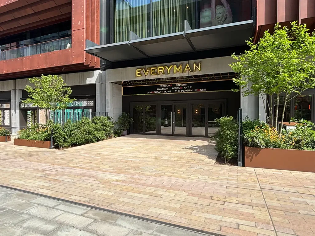 district-plaza-united-kingdom-001